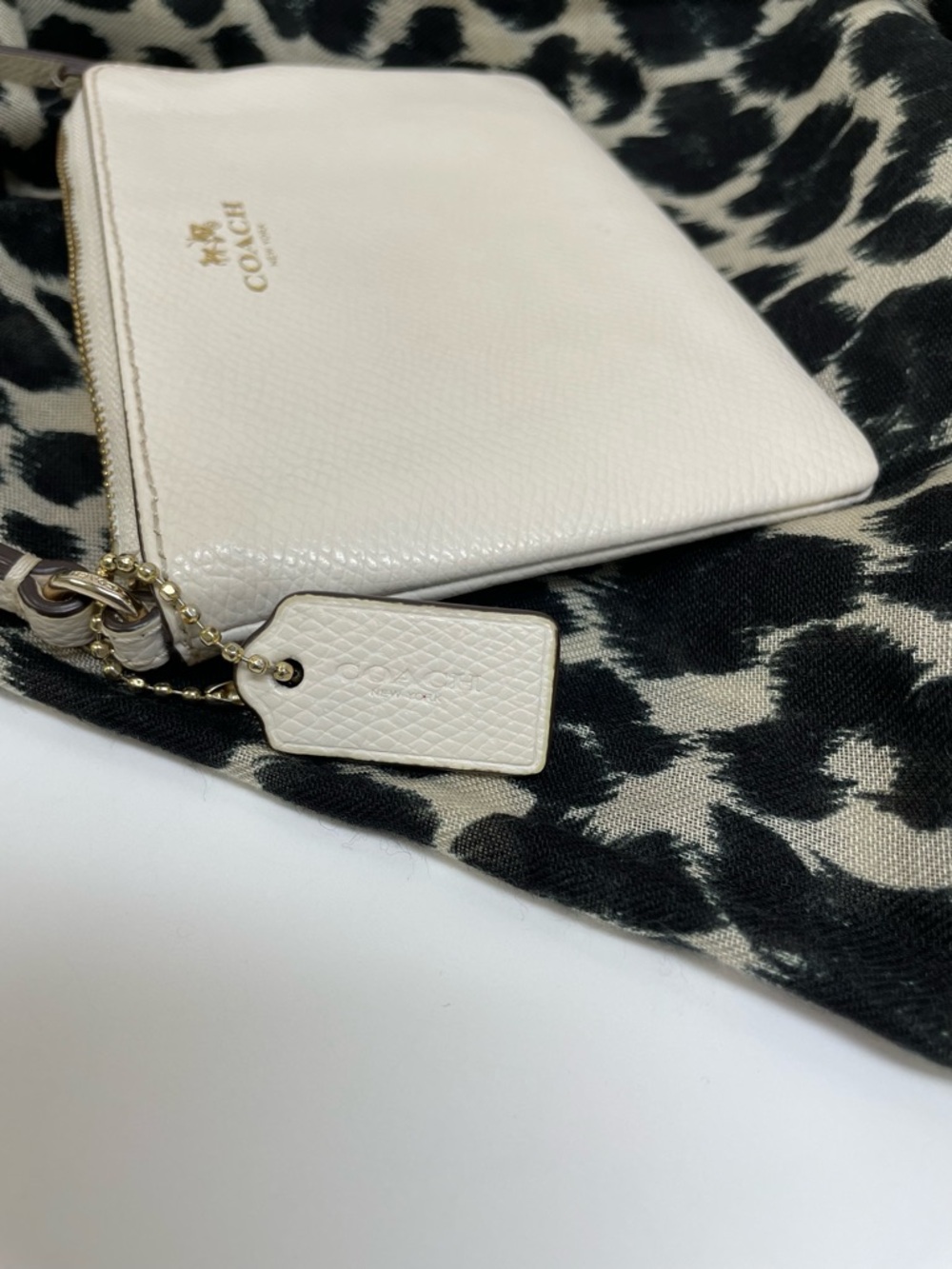 Coach Pebbled Leather Wristlet in Cream with Gold Hardware - Picture 2 of 6